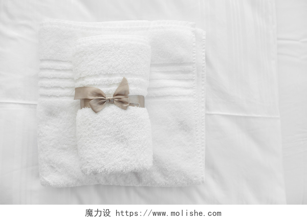 床单上的白色毛巾毛巾